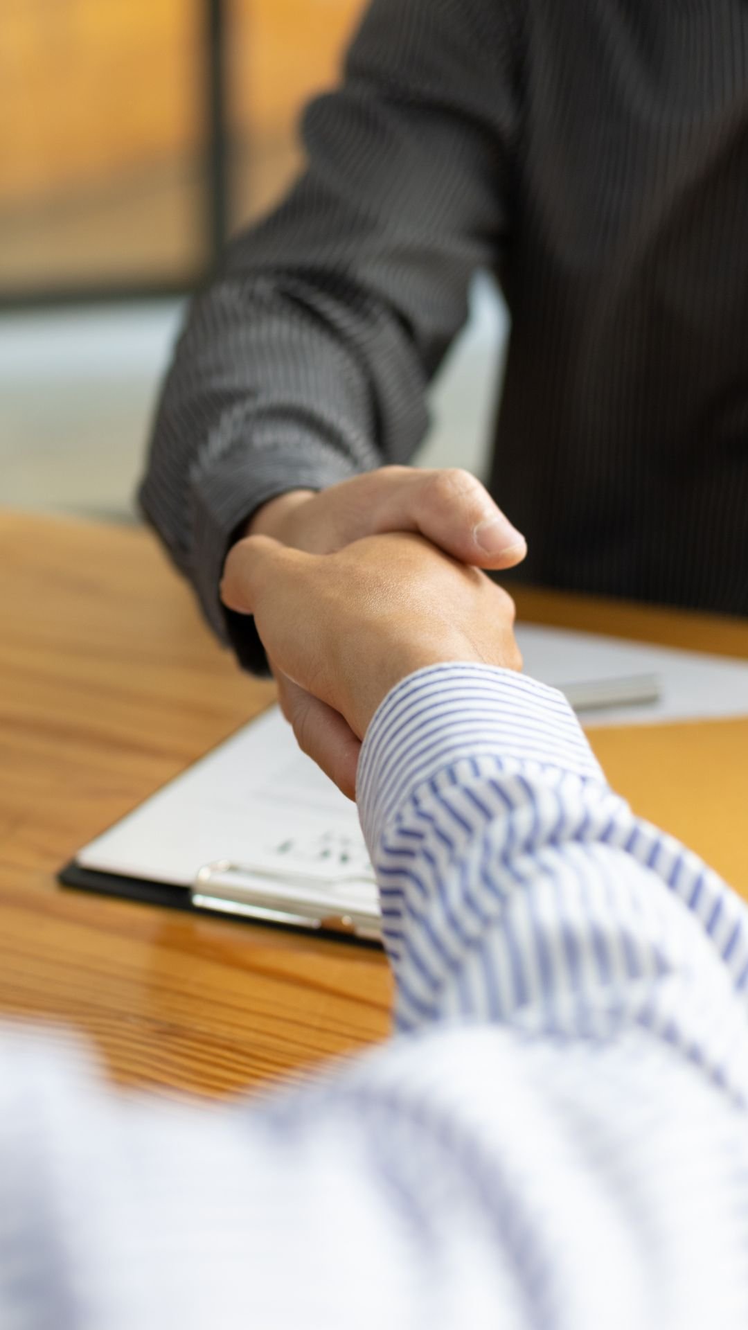 Apretón de manos entre un cliente y un consultor en pensiones de PlaneaTuPensión