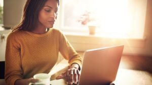 Mujer verificando su historial de semanas cotizadas en pensión